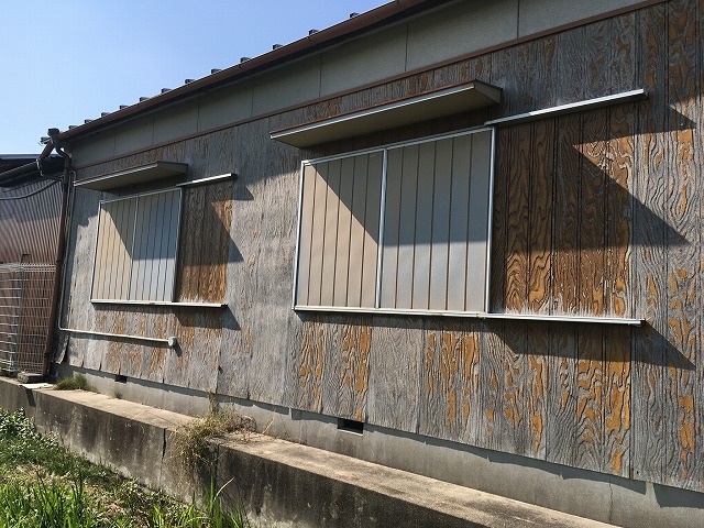 羽島市で大規模な補修が必要なボロボロの板張り壁にカバー工事での補修を提案